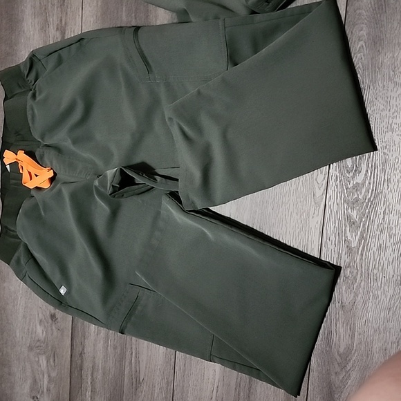 Figs Set In Moss - Picture 3 of 3